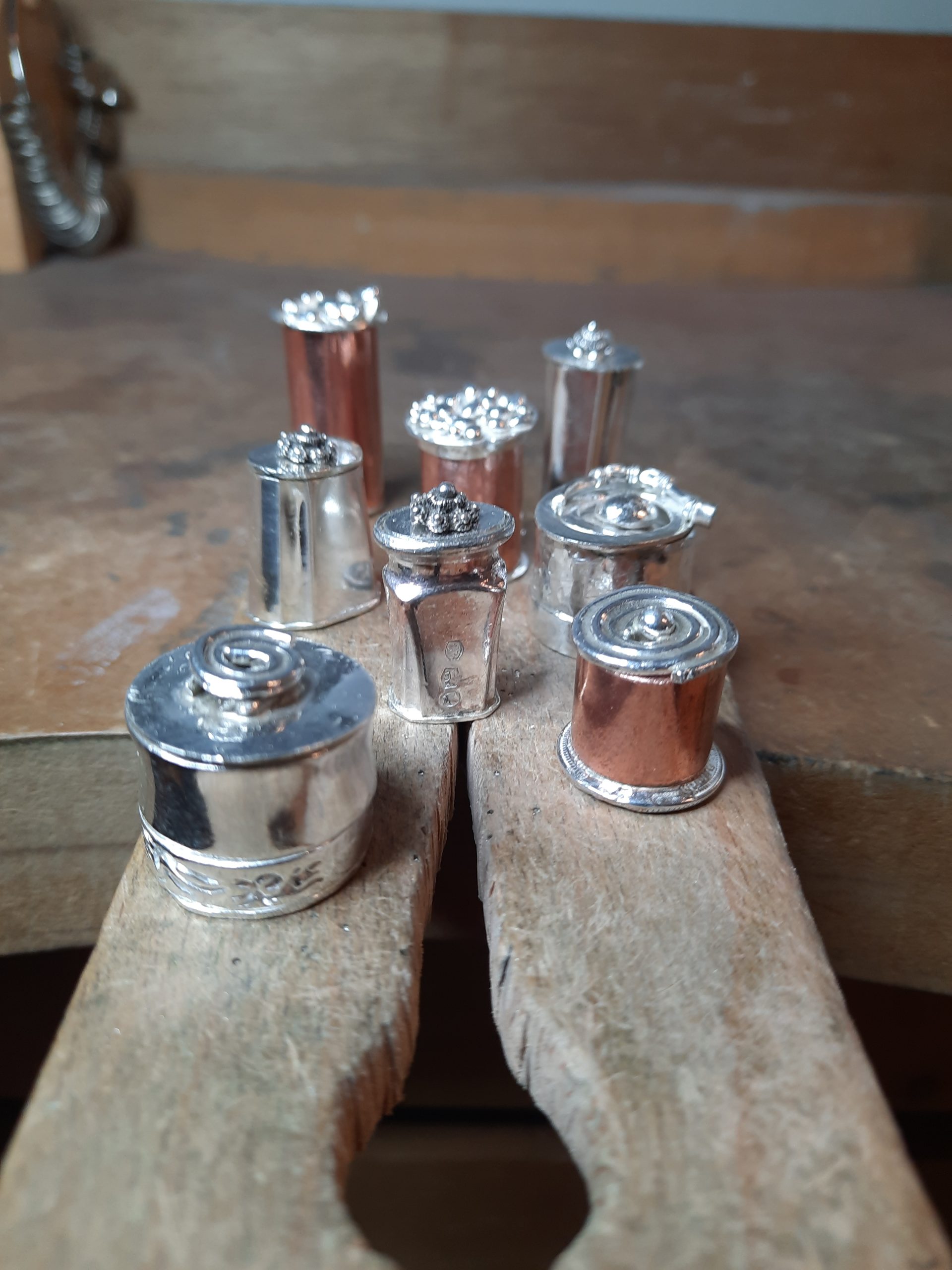 doosjes van oud zilver en koper