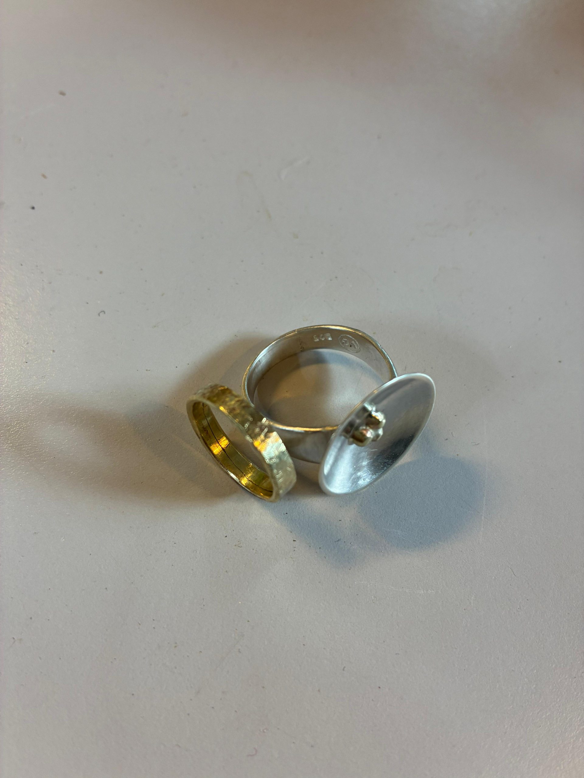 ringen in workshop gemaakt van oud goud en zilver
